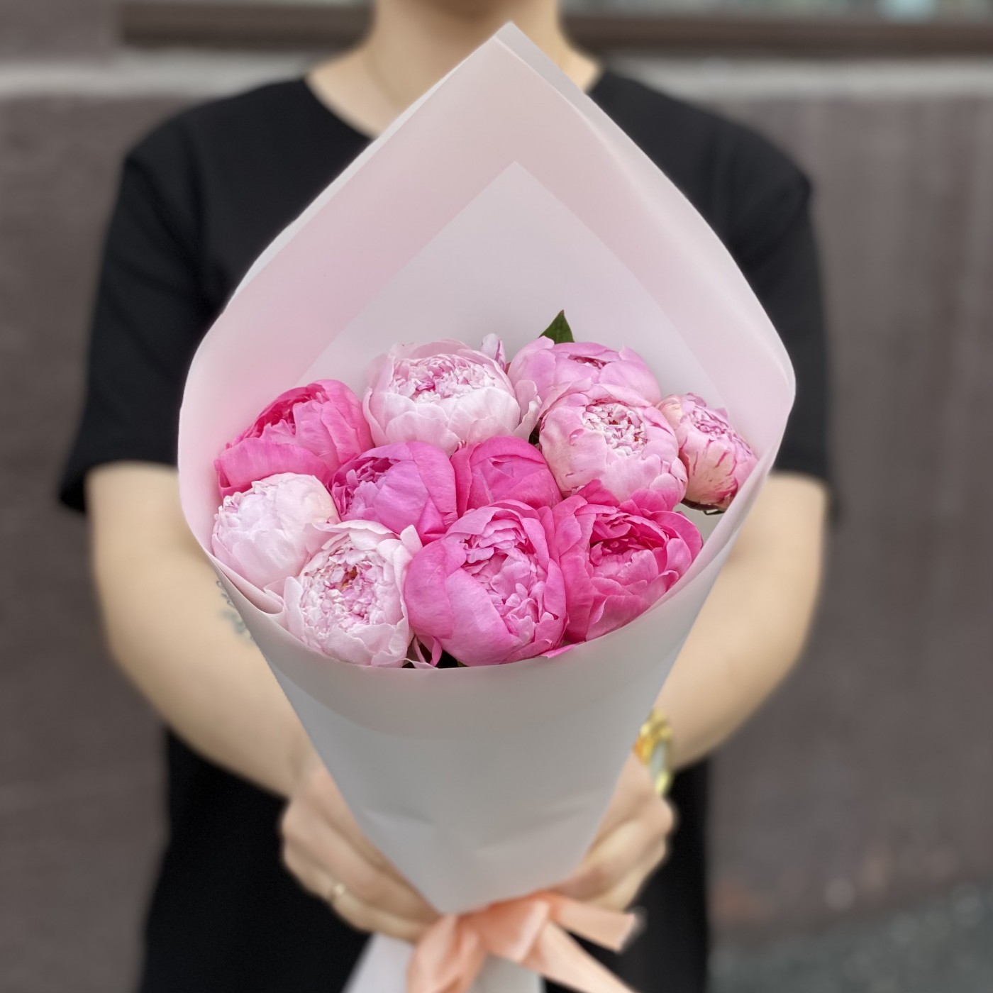 Розовый микс из 11 пионов